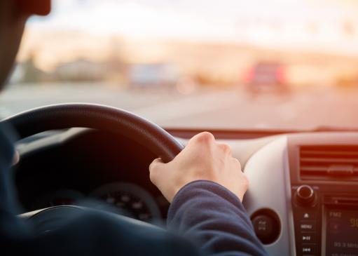 Un homme dans une voiture en train de conduire