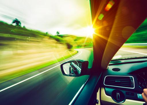 Vue sur une route à toute vitesse, côté conducteur dans l'intérieur d'une voiture